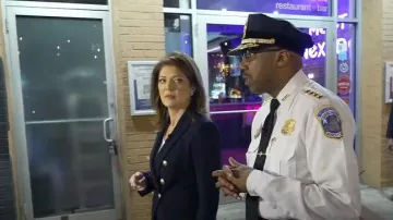 Veronica Beard Miller Dickey Chaqueta en azul marino usada por Norah O'Donnell como se ve en CBS Evening News el 26 de abril de 2023
