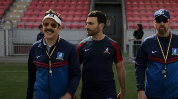 Ray-Ban Aviator Metal II porté par Ted Lasso (Jason Sudeikis) vu dans Ted Lasso (S02E07)