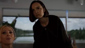 Rejina Pyo Elliot Camisa en negro usada por Jack Danvers (Jodi Balfour) como se ve en Ted Lasso (S03E07)