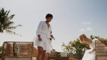 Guess Sandra Wrap Top usado por Ruby Akuda (Kiara Barnes) como se ve en Fantasy Island (S02E11)