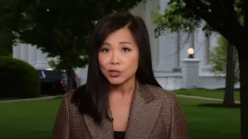 Sandro Floyd Veste portée par Weijia Jiang vue dans CBS Mornings le 24 avril 2023