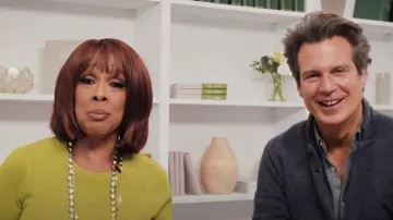 New York & Company Corset Waist Sweater Dress in Olive Pistachio porté par Gayle King comme vu dans CBS Mornings le 26 avril 2023