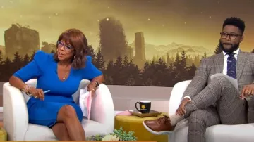 Robe azur Stella McCartney portée par Gayle King vue dans CBS Mornings le 26 avril 2023