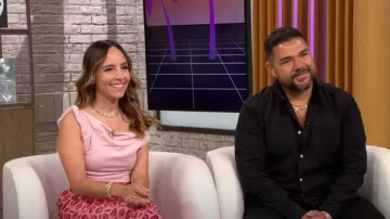 Zara Twisted Linen Blend Top porté par Lilliana Vazquez tel que vu dans CBS Mornings le 26 avril 2023