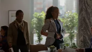 Smythe Leather Ri­fle-Patch Eques­tri­an Blaz­er worn by Amanda Wagner (Sonja Sohn) as seen in Will Trent (S01E12)