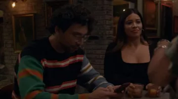 Paul Smith Multi Stripe Crew Knit Black usado por Edward (Rick Glassman) como se ve en Not Dead Yet (S01E11)