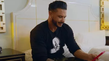 Camisa de manga larga negra Chrome Hearts usada por DJ Pauly D como se ve en Jersey Shore: Family Vacation (S06E13)