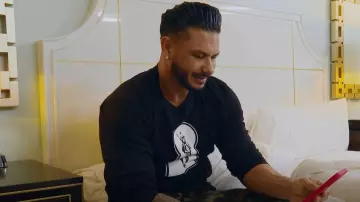 Chemise à manches longues noire Chrome Hearts portée par DJ Pauly D vue dans Jersey Shore: Family Vacation (S06E13)