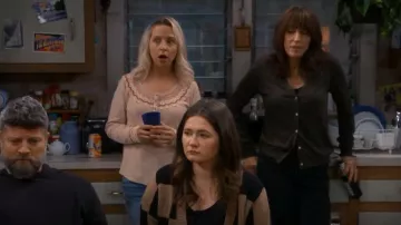 Top térmico de collar bordado para mujer de Lucky Brand usado por Becky Conner-Healy (Lecy Goranson) como se ve en The Conners (S05E21)