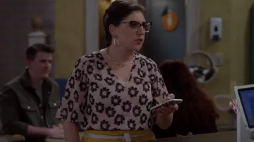 Ted Baker Harlynn Top porté par Kat (Mayim Bialik) vu dans Call Me Kat (S03E21)
