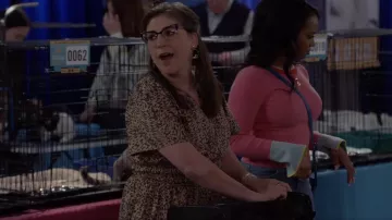 Anthropologie La mini-robe Somerset portée par Kat (Mayim Bialik) vue dans Call Me Kat (S03E21)