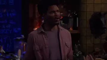 Reiss Woodrose Arlo Cotton Canvas Overshirt porté par Carter (Julian Gant) comme on le voit dans Call Me Kat (S03E21)