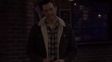 Veste Faherty Timberline portée par Max (Cheyenne Jackson) vue dans Call Me Kat (S03E21)