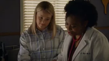 Loft Plaid Flan­nel Every­day Tu­nic worn by Mandy McAllister (Emily Osment) as seen in Young Sheldon (S06E18)