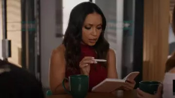 Guess Eco Red Shayna Top porté par Cecile Horton (Danielle Nicolet) comme on le voit dans The Flash (S09E09)