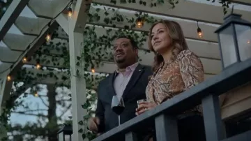 Guess Hudson Snakeskin Printed Bodysuit usado por Solange (Sierra Sidwell) como se ve en Lucky Hank (S01E05)