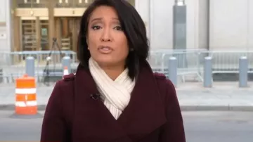 Manteau ceinturé Guess Wine porté par Elaine Quijano vu dans CBS Mornings le 27 avril 2023