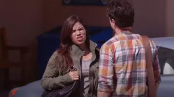 Chaqueta utilitaria Hollister usada por Amy (America Ferrera) vista en Superstore (S01E02)