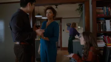 Fraiche by J Tie Waist Surplice V-Neck Satin Jumpsuit usado en junio (Alvina August) como se ve en Lucky Hank (S01E05)
