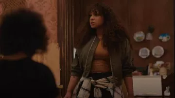 Veste bombe légère Pull&Bear en kaki portée par Ashley Jones (Jasmine Cephas Jones) comme on le voit dans Blindspotting (S01E01)