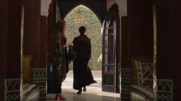 Robe Etro Leopard Print Silk-Blend portée par Anna Delvey (Julia Garner) comme on le voit dans Inventing Anna (S01E06)