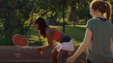 Jupe de tennis en tricot pointelle L’etoile Sport portée par Kacy Duke (Laverne Cox) vue dans Inventing Anna (S01E06)