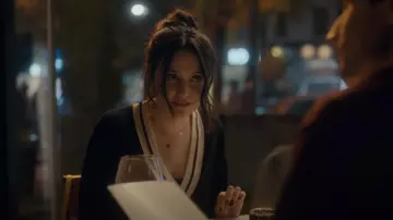 Sandro Bridget Knit V Neck Sweater porté par Sarah (Julia Chan) comme on le voit dans Accusé (S01E13)