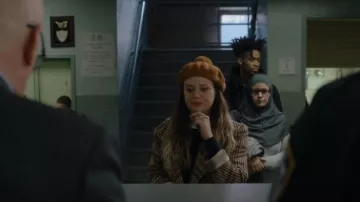 Madewell Pom Pom Beret porté par Rachel (Katie Lowes) comme on le voit dans Inventing Anna (S01E07)