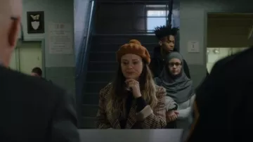 Baum Und Pferdgarten Deidra Checker Wrap trench Coat porté par Rachel (Katie Lowes) comme on le voit dans Inventing Anna (S01E07)