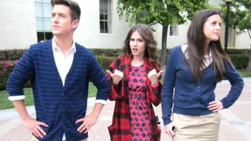 Mini vestido con estampado floral rosa y negro usado por Camille Roberts (Erin Sanders) en la serie de televisión Big Time Rush (S03E04)