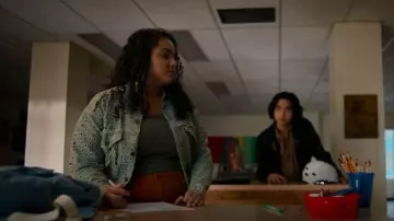 I Love No Name Shop Denim Laser Cut Jacket porté par Nicole Herrera (Kiara Pichardo) vu dans School Spirits (S01E07)