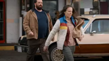 LL Bean Women’s Mountain Classic Puffer Jacket porté par Sandra Nears (Maria Dizzia) vu dans School Spirits (S01E07)