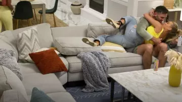 Cuñas de punta cerrada de diseño Treasure usadas por Lindsay Hubbard como se ve en Summer House (S07E11)