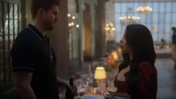 Todd Snyder Italian Cotton Silk Tipping Riviera Sweater Polo usado por Joaquín Pérez (Bryan Craig) como se ve en Good Trouble (S05E07)