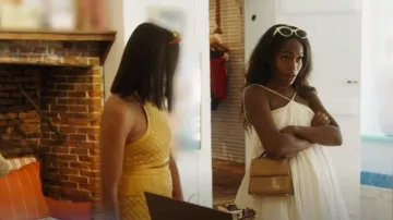 Salvatore Ferragamo Beige Leather Kelly Top Handle Bag usado por Gabby Prescod como se ve en Summer House (S07E11)