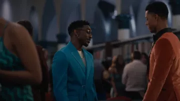 Chaqueta de traje con cinturón de Asos usada por Jazz (Jordan L. Jones) como se ve en Bel-Air (S02E10)