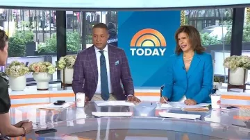 Alice + Olivia Pailey Fitted Linen Blend Blazer worn by Hoda Kotb as seen in Today on April 28, 2023