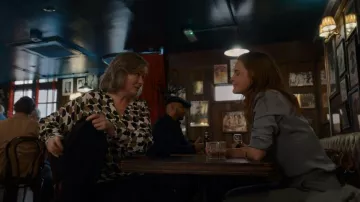 Per Una Geometric Tie Neck Puff Sleeve Blusa usada por Jill como se ve en The Diplomat (S01E07)