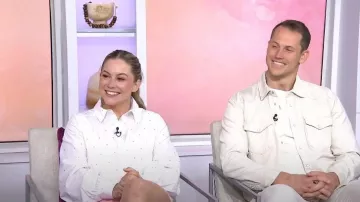 Cinq una camisa Sept Selina Rhinestone Crop usada por Shawn Johnson como se ve en Today with Hoda & Jenna el 28 de abril de 2023