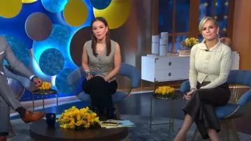 Jacquemus Bando Cardigan usado por Jennifer Ashton como se ve en Good Morning America el 27 de abril de 2023