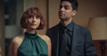 La robe verte Reformation portée par Anna Barton (Charlie Murphie) dans la série Obsession (Saison 1 Episode 3)