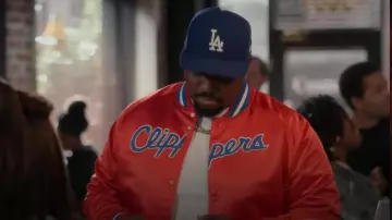Mitchell et Ness Veste légère en satin Los Angeles Clippers portée par Sherm Jones (Carl Tart) vue dans Grand Crew (S02E09)
