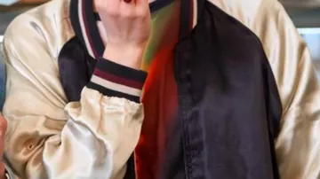 Chaqueta bomber de satén de Brooklyn (Johanna Dias Watson) en Una pizca de Portugal