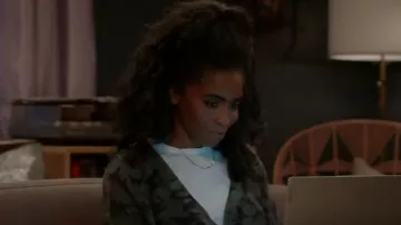 Aqua Oversized Camo Cashmere Cardigan porté par Jordan comme on le voit dans Grand Crew (S02E09)