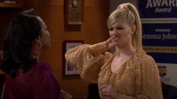 Zimmermann Lurex Wrap Midi Dress porté par Gemma Johnson (Beth Behrs) comme on le voit dans The Neighborhood (S05E19)