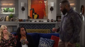 Chemise imprimée camouflage Ted Baker Fielder portée par Malcolm Butler (Sheaun McKinney) vue dans The Neighborhood (S05E19)