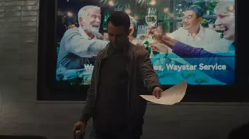 Tom Ford Light Suede Track Bomber usado por Kendall Roy (Jeremy Strong) como se ve en Succession (S04E06)