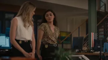 Pantalon skinny Joie High-Rise Park porté par Lucy Tara (Yasmine Al-bustami) vu dans NCIS: Hawai’i (S02E19)