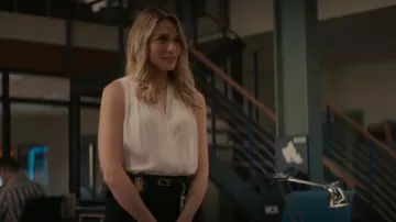 Calvin Klein a rassemblé un haut sans manches à col en V porté par Kate Whistler (Tori Anderson) comme on le voit dans NCIS: Hawai’i (S02E19)