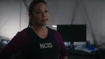 Chemise James Perse Sheer Panel In Pure Raisin portée par Jane Tennant (Vanessa Minnillo) comme on le voit dans NCIS: Hawai’i (S02E19)